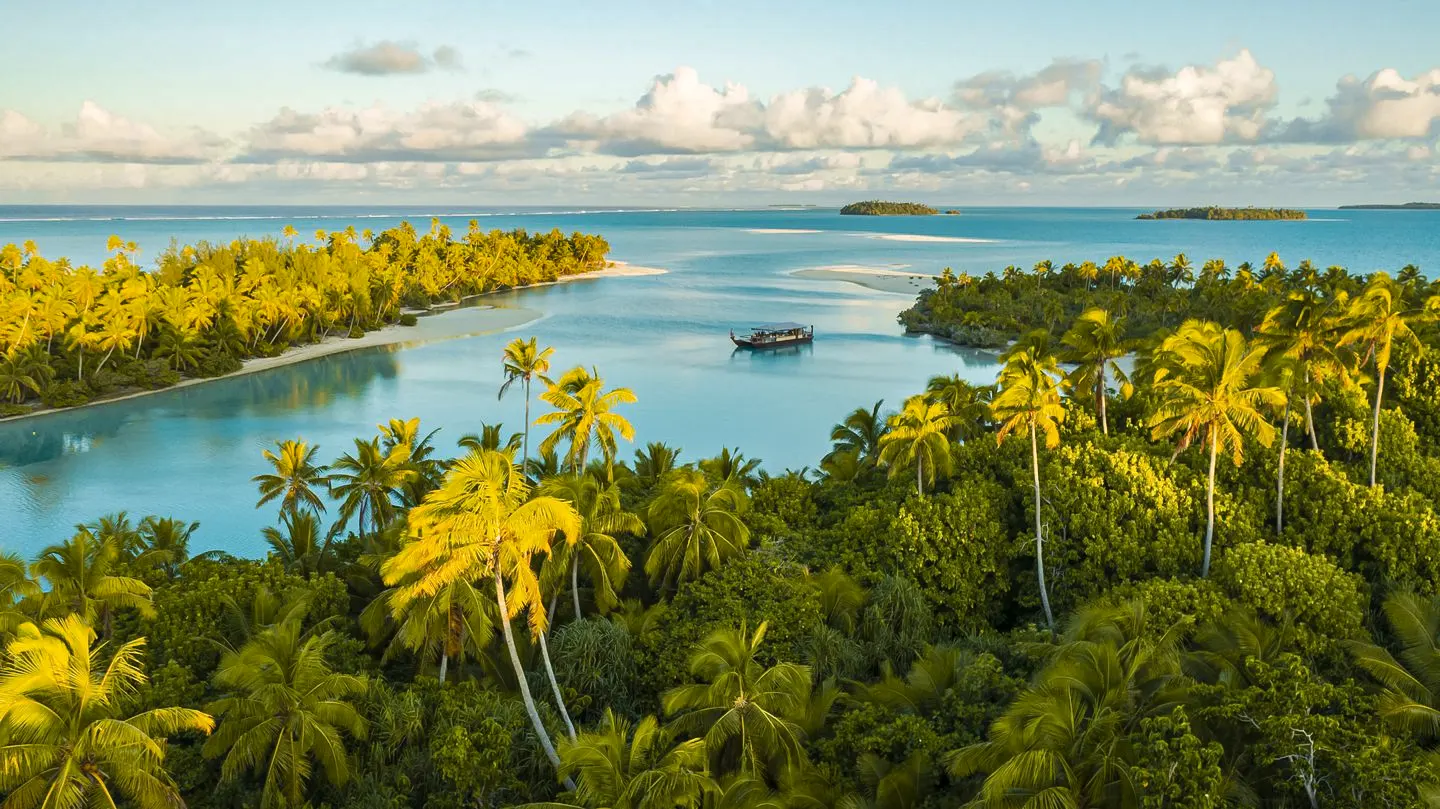 Laguna tropicale dell'Oceania circondata da palme
