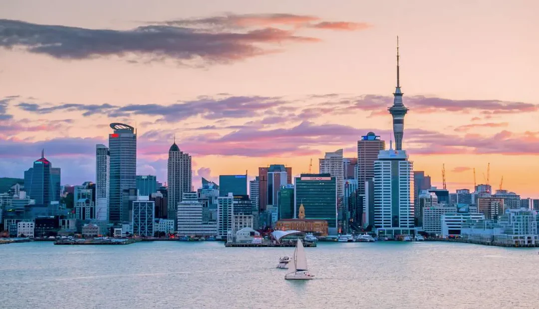 Skyline di Auckland al tramonto con Sky Tower e porto, Nuova Zelanda
