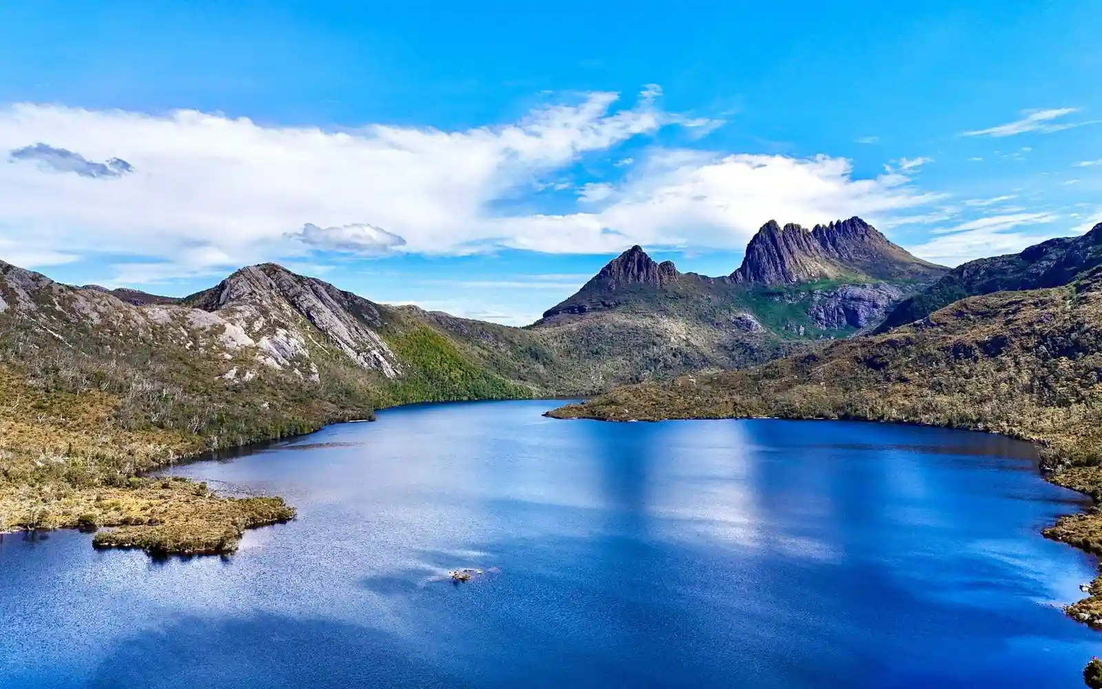 Cradle Mountain e Dove Lake in Tasmania con montagne riflesse nell’acqua