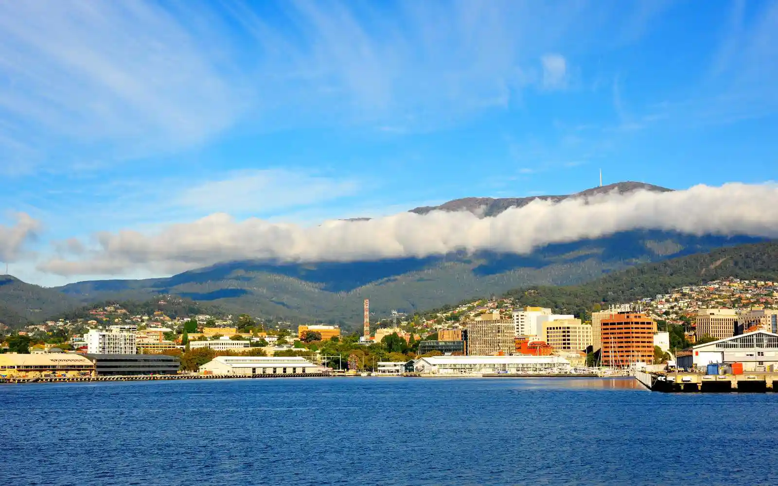 Hobart in Tasmania con porto, colline e atmosfera rilassata sull’acqua