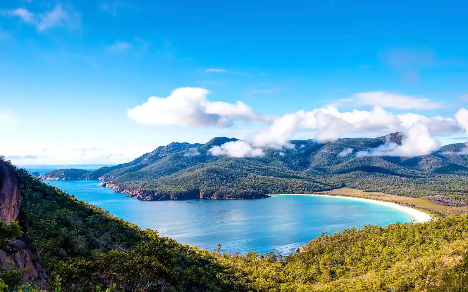 Spiaggia della Tasmania con mare cristallino, sabbia chiara e rocce colorate