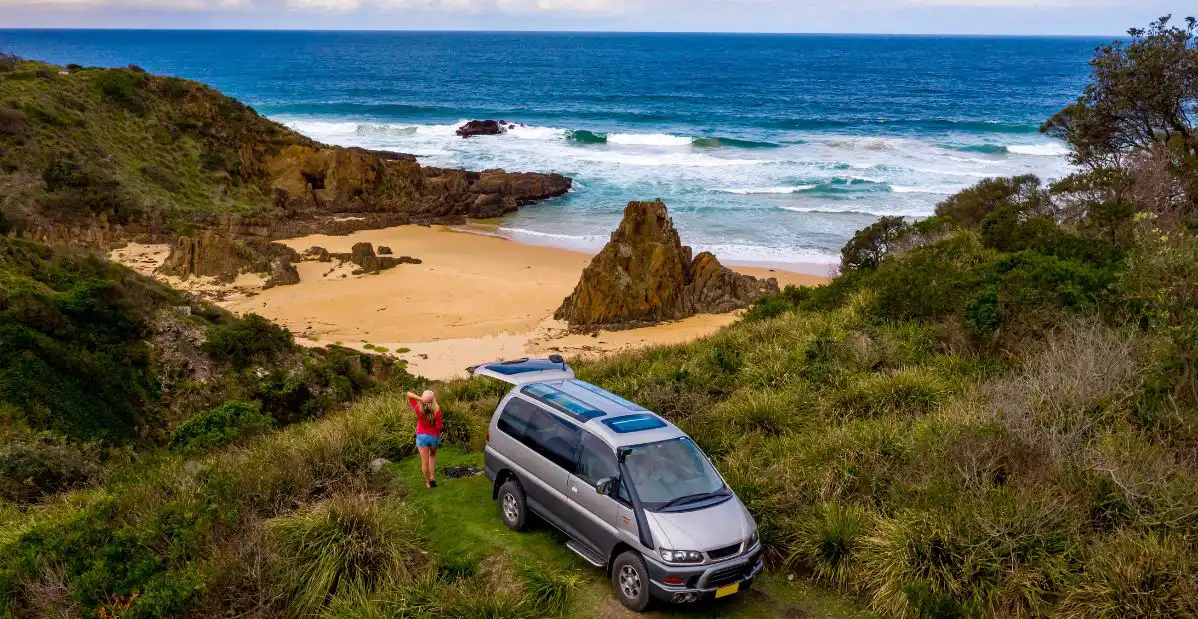 Viaggio on the road in Australia con campervan Spaceships lungo la costa